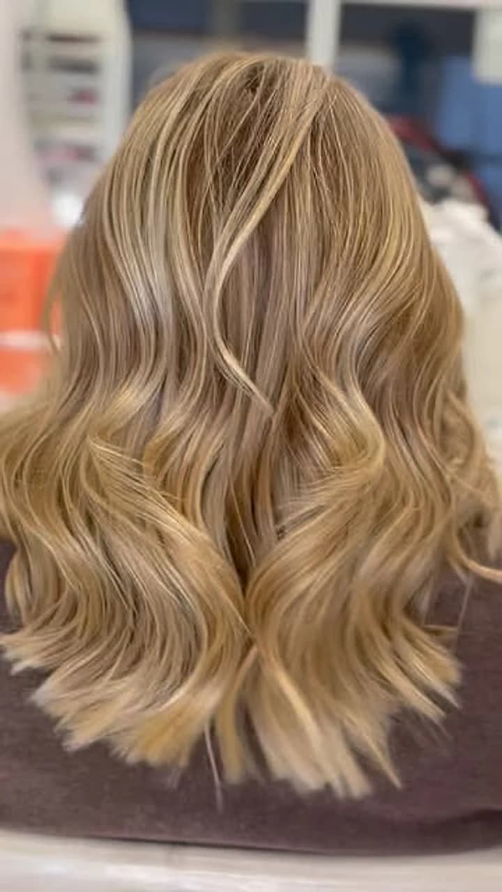 Cabelo loiro com ondas e mechas, por Cristian Fernandes