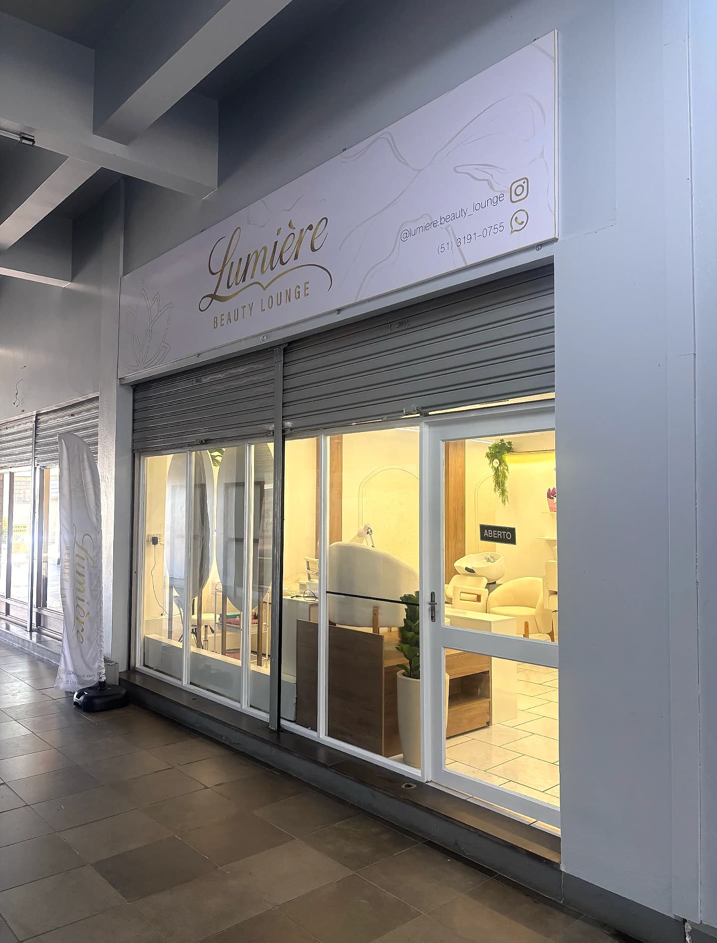Entrada do Lumiere Beauty Lounge na Avenida Sete de Setembro